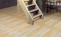 Το ξύλινο πάτωμα πορσελάνης σχεδίων, ξύλο φαίνεται ελαφρύ μπεζ χρώμα κεραμιδιών κρεβατοκάμαρων κεραμιδιών