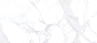 Το σύγχρονο πάτωμα κεραμιδιών πορσελάνης και το άσπρο μάρμαρο Calacatta σχεδίου τοίχων φαίνονται μεγάλο κεραμίδι 1600*3600mm πορσελάνης μεγέθους