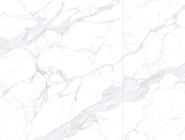 Το σύγχρονο πάτωμα κεραμιδιών πορσελάνης και το άσπρο μάρμαρο Calacatta σχεδίου τοίχων φαίνονται μεγάλο κεραμίδι 1600*3600mm πορσελάνης μεγέθους
